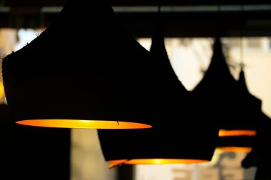 Siyah modern asılı ışığa yakın çekim