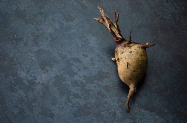Kök sebze pancarının tek bir örneği. Organik ve ev yapımı ve kalp sağlığı kavramı için bir insan kalbi gibi görünüyor..