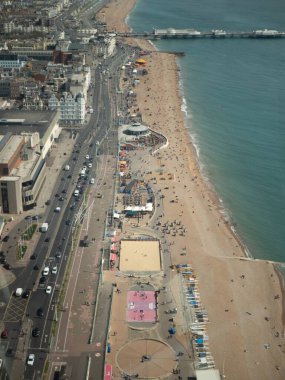 Brighton 'un binalar ve suyla çevrili havadan bir şehri.