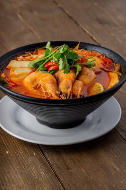 Tom Yum çorbası, karidesli ve kişniş soslu.