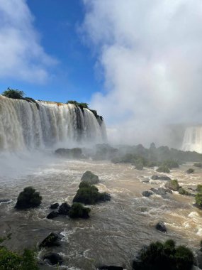 Arjantin ve Brezilya sınırındaki Iguazu Şelaleleri 'nin dikey çekimi.