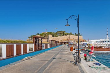 Kusadasi Kalesi 'ne giden güzel bir yol manzarası.