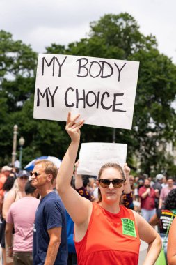 Roe V. Wade 'in devrilmesinden sonra yüksek mahkemenin önünde 