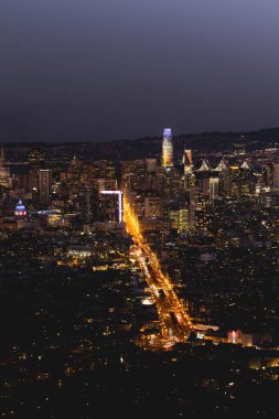 San Francisco 'daki aydınlık İkiz Tepeler' in gece manzarası