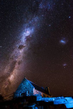 İyi Çoban Kilisesi, Yeni Zelanda 'nın üzerindeki yıldızlı gökyüzünün güzel bir manzarası.