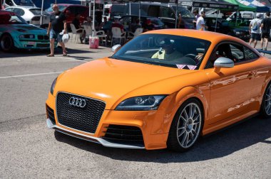 Valencia yarış pistinde ikinci nesil turuncu Audi TT