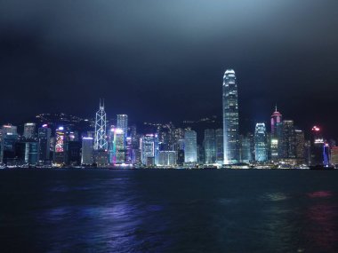 Hong Kong 'un nefes kesici manzarası geceleri gökyüzüne yükseliyor.