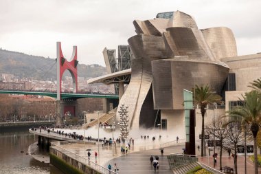 Bulutlu bir günde Bilbao şehrindeki Guggenheim Müzesi 'nin güzel bir fotoğrafı.