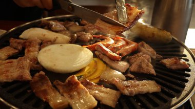 Taze ızgara domuz ve karidesli Kore barbeküsü..