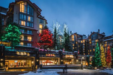 Whistler Village ve Renkli Noel Işıkları Whistler, British Columbia, Kanada 'daki Westin Resort yakınlarında.