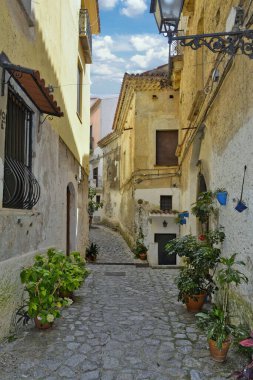 İtalya 'nın Calabria bölgesindeki Scalea köyündeki eski evler arasındaki dar bir sokağın dikey görüntüsü.