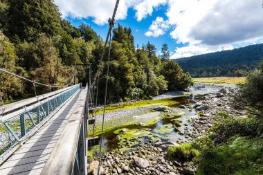 Güney Adası, Yeni Zelanda 'da Matheson Gölü' nde tahta bir köprü.