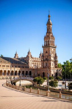 Plaza de Espana 'daki Torre Sur ve köprü, Seville, İspanya