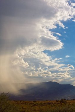 Dağların üzerinde büyük fırtına bulutları