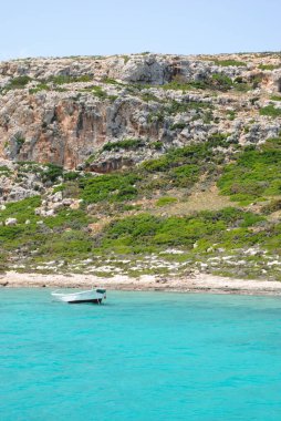 Güneşli bir günde mavi gökyüzünün altında güzel Balos Sahili 'nin dikey çekimi.
