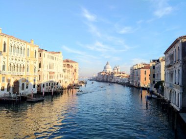 Venedik 'te Ponte dellAccademia köprüsünden görülen bina ve kanal manzarası