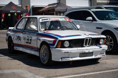 BMW E21 Alpina Valencia yarış pistinde