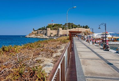 Kusadasi Kalesi 'ne giden güzel bir yol manzarası.