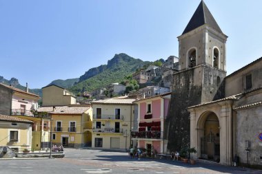 Giovanni Battista XVII Kilisesi ve İtalya 'nın Calabria bölgesindeki Orsomarso köyünün eski binaları.