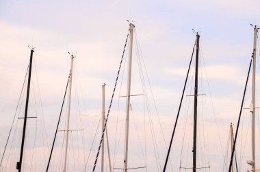 Denizci yatının yelkenli direkleri.