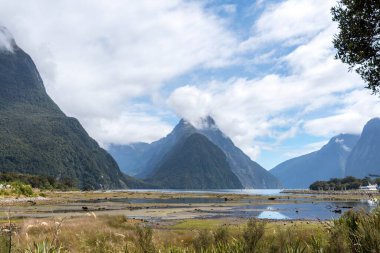 Yeni Zelanda 'nın Güney Adası' ndaki Milford Sound Fiord 'un nefes kesici manzarası.