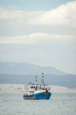 Jeffreys Körfezi, Güney Afrika 'da Hint okyanusunda yüzen bir balıkçı teknesinin dikey görüntüsü.