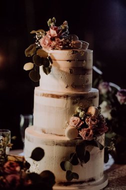 Açık masa süslemeli düğün pastası.