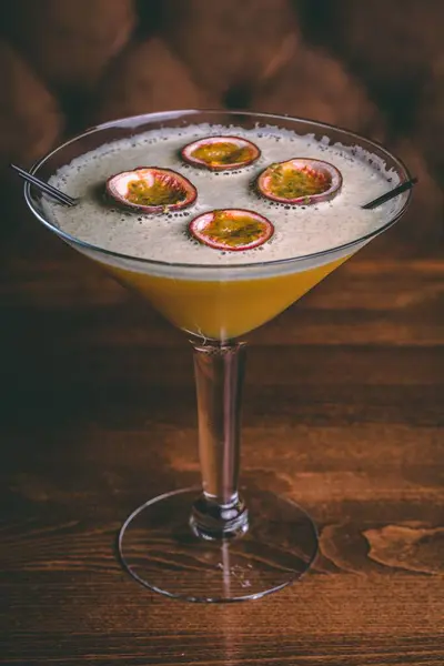 Délicieux Cocktail Martini Sur Une Table Bois — Photo