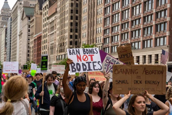 在美国 抗议者举着 我的身体 我的选择 禁止炸弹 而不是身体 堕胎权 支持堕胎权的标语牌抗议 — 图库照片
