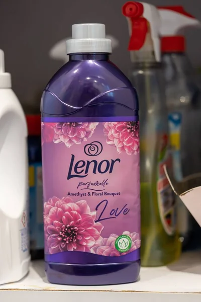 Vertical Closeup Lenor Brand Laundry Detergent Plastic Bottle Shelf — Stock Photo, Image