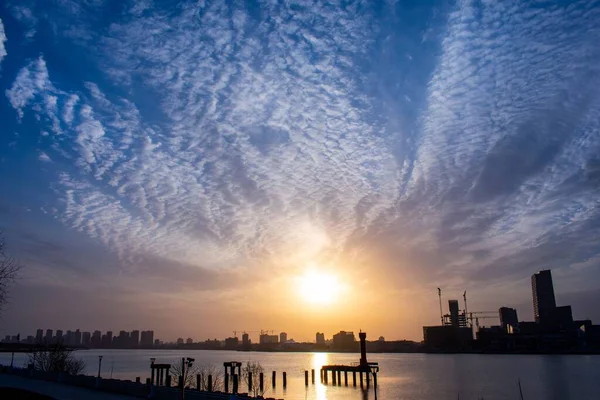 上海黄浦江上空的落日 — 图库照片