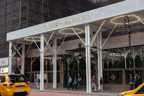 Ein Blick Auf Lotte New York Palace Gebäude Eingang Fassade — Stockfoto