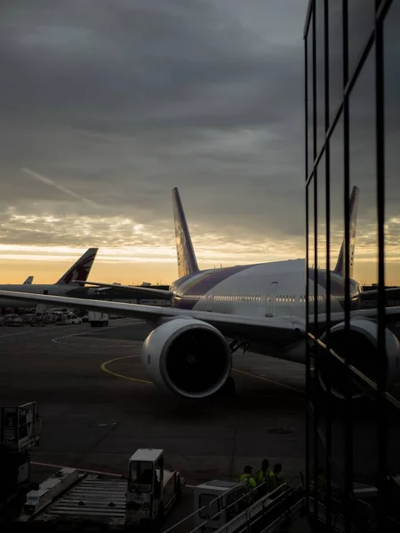 Een Verticaal Schot Van Vliegtuig Geparkeerd Frankfurt Luchthaven Tijdens Zonsondergang — Stockfoto