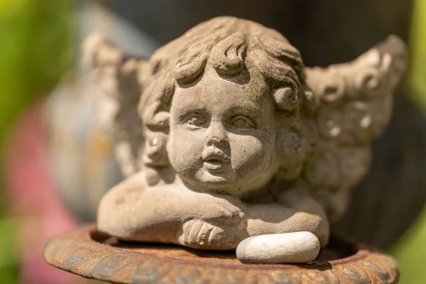 Ένα Κοντινό Γλυκό Άγαλμα Αγγέλου Cherub Θολό Φόντο — Φωτογραφία Αρχείου