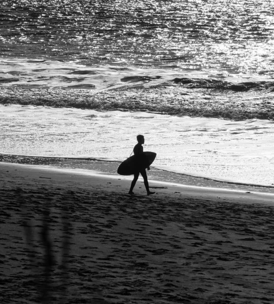 Eine Schwarz Weiß Aufnahme Eines Mannes Mit Surfbrett Strand — Stockfoto