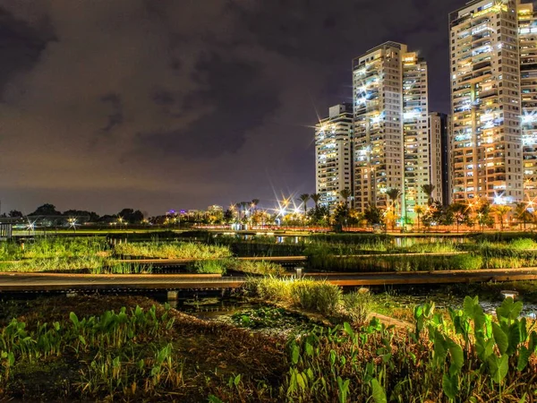 Una Hermosa Toma Ferrocarriles Sobre Río Cubierto Hierba Verde Contra —  Fotos de Stock