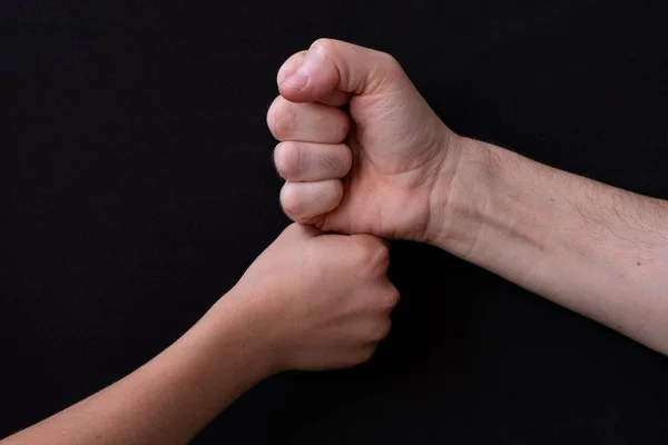 Een Closeup Van Een Vuist Hobbel Een Zwarte Achtergrond — Stockfoto