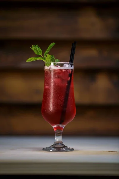 Colpo Verticale Cocktail Rosso Bicchiere Decorato Con Foglie Menta Una — Foto Stock