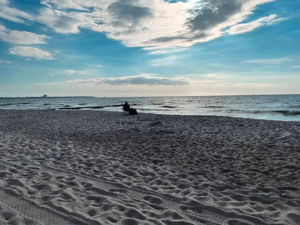 Una Silueta Una Persona Sentada Lejos Una Playa Arena —  Fotos de Stock