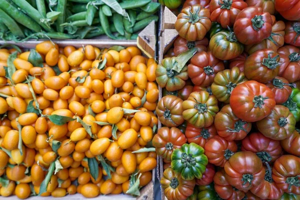 Tiro Superior Tomates Frescos Kumquats Ervilhas Verdes Cestas Para Venda — Fotografia de Stock