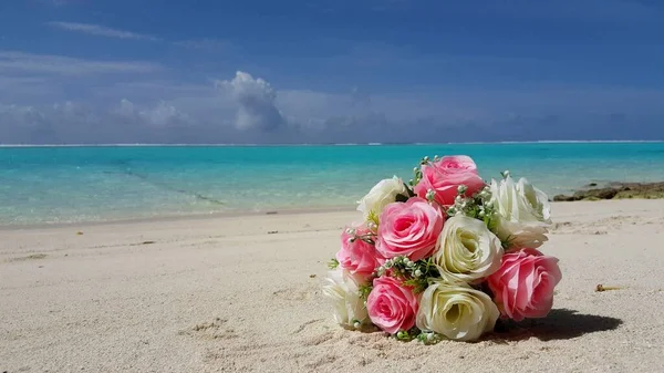 Una Bella Inquadratura Mazzo Rose Una Spiaggia Asia — Foto Stock