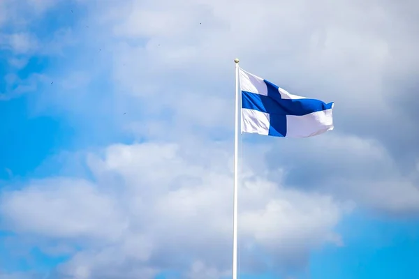 Finská Vlajka Vlnící Vlajkovém Stožáru Pozadí Zatažené Oblohy — Stock fotografie