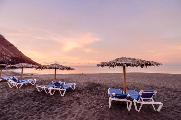 Ligstoelen Parasols Een Tropisch Strand — Stockfoto