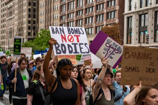 Manifestantes Sosteniendo Pancartas Cuerpo Elección Prohibición Bombas Cuerpos Derecho Aborto — Foto de Stock