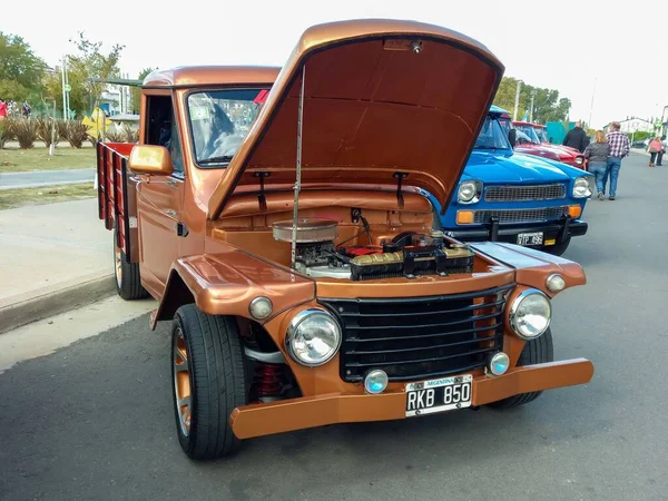 Stary Beżowy Pickup Kremowy Rastrojero Diesel Płaskie Łóżko Drewnianą Stroną — Zdjęcie stockowe