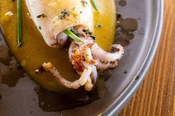 Closeup Shot Fried Squid Served Sauce — Stock Photo, Image