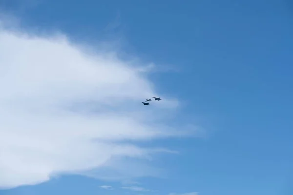 과하얀 구름을 날아가는 비행기들 — 스톡 사진