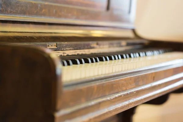 自宅で古いヴィンテージ茶色のピアノ — ストック写真