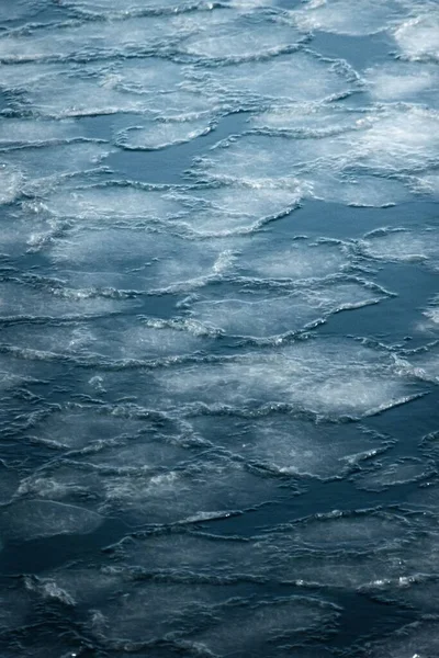 Ein Schöner Blick Auf Die Oberfläche Des Kalten Ozeanwassers Mit — Stockfoto