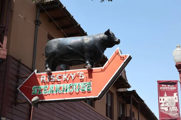 Ein Großes Schwein Auf Der Leuchtreklame Von Riscky Steakhouse Fort — Stockfoto